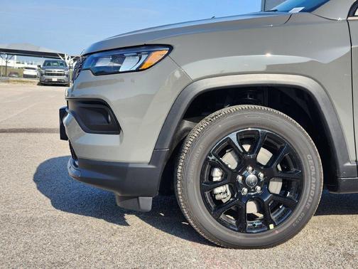 Sting Gray Clearcoat 2026 Jeep Compass Latitude