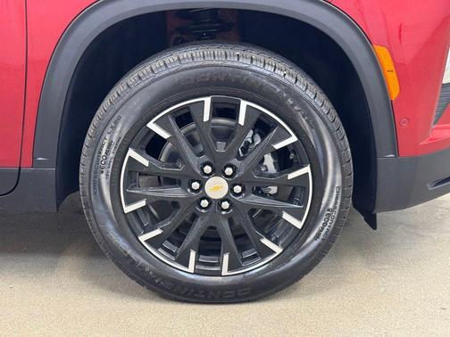 Radiant Red Tintcoat 2026 Chevrolet Traverse LT