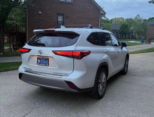 Pearl 2023 Toyota Highlander Platinum