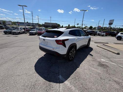 Summit White 2024 Chevrolet Trax FWD 2RS
