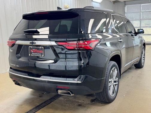 Mosaic Black Metallic 2023 Chevrolet Traverse High Country