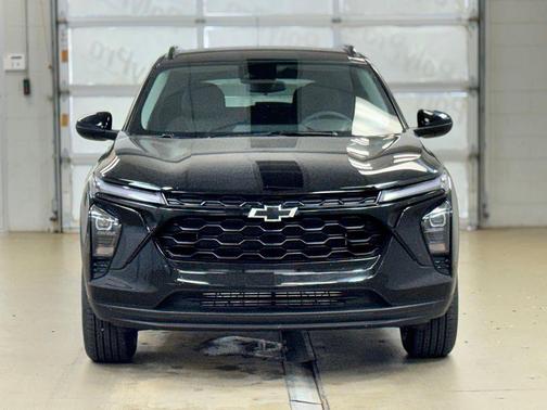 Mosaic Black Metallic 2026 Chevrolet Trax LT