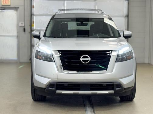 2025 Nissan Pathfinder SL 4WD