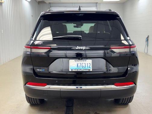 Diamond Black Crystal Pearlcoat 2025 Jeep Grand Cherokee 4xe Base