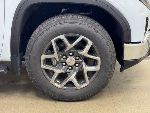 Glacier White Tricoat 2026 GMC Sierra 1500 SLT