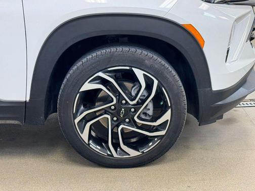 Iridescent Pearl Tricoat 2025 Chevrolet Trailblazer RS