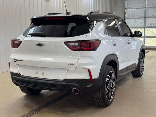 Iridescent Pearl Tricoat 2025 Chevrolet Trailblazer RS