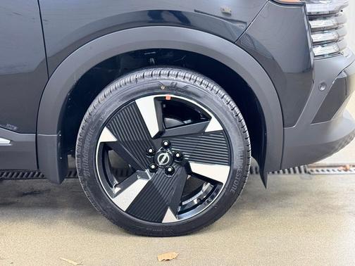 Super Black 2026 Nissan Kicks SR
