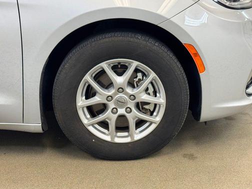 Silver Mist Clearcoat 2023 Chrysler Pacifica Touring L