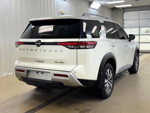 2022 Nissan Pathfinder SL 4WD
