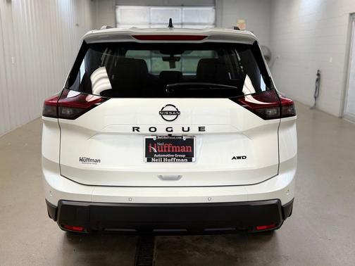 Everest White Pearl Tricoat 2026 Nissan Rogue Dark Armor