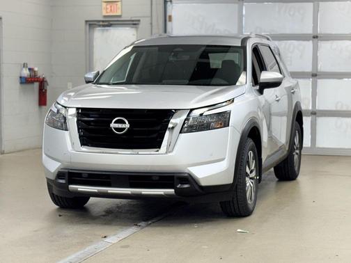 2025 Nissan Pathfinder SL 4WD