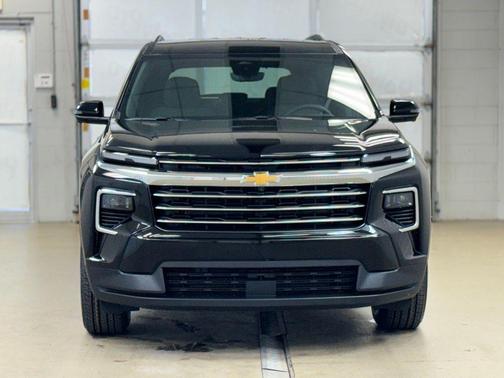 Mosaic Black Metallic 2026 Chevrolet Traverse LT