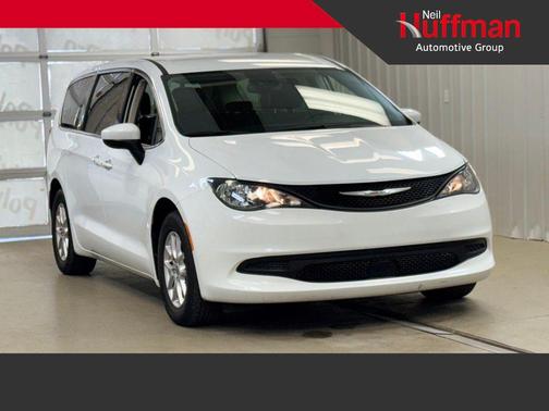 Bright White Clearcoat 2023 Chrysler Voyager LX