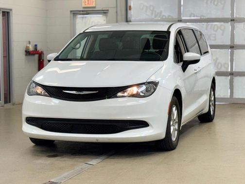 Bright White Clearcoat 2023 Chrysler Voyager LX