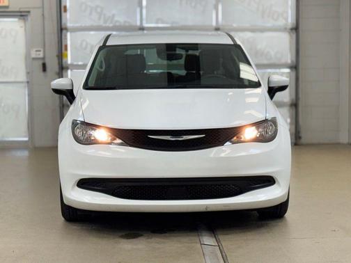 Bright White Clearcoat 2023 Chrysler Voyager LX