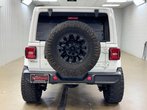 Bright White Clearcoat 2018 Jeep Wrangler Unlimited Sahara