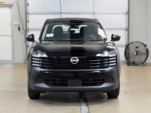 Super Black 2027 Nissan Kicks S