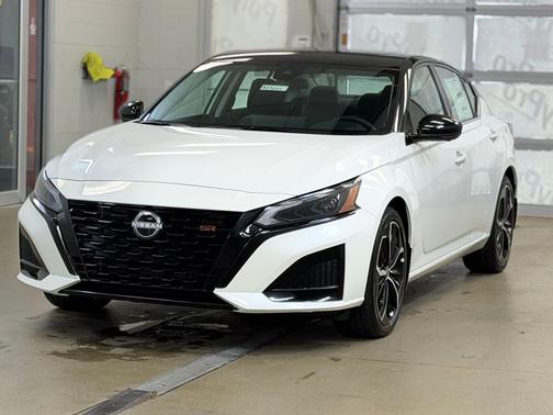 Pearl White/Super Black 2026 Nissan Altima 2.5 SR