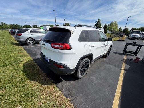 Bright White Clearcoat 2016 Jeep Cherokee Altitude