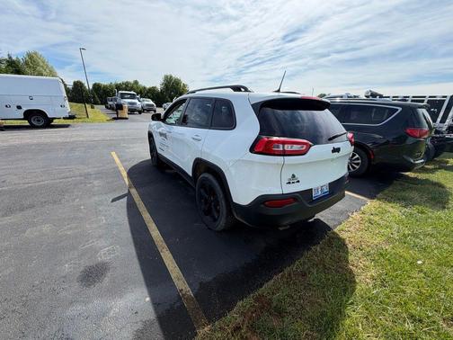 Bright White Clearcoat 2016 Jeep Cherokee Altitude