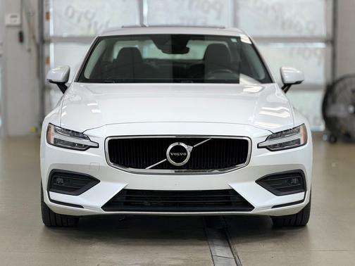 Crystal White Metallic 2021 Volvo S60 T6 Momentum