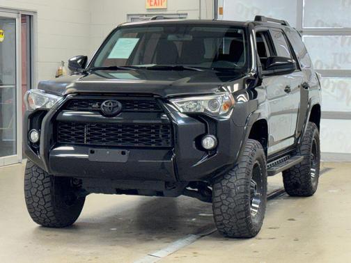 Midnight Black Metallic 2019 Toyota 4Runner SR5