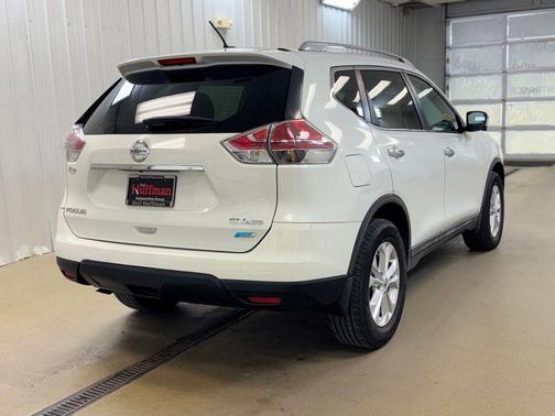 Moonlight White 2014 Nissan Rogue SV