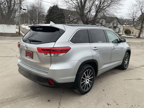 2017 Toyota Highlander SE