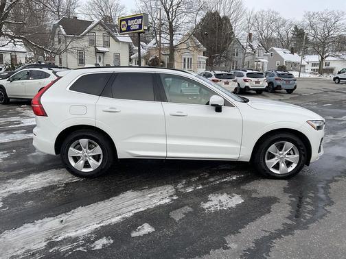 2022 Volvo XC60 B5 Momentum