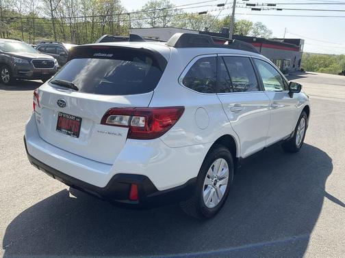 Crystal White Pearl 2018 Subaru Outback 2.5i Premium