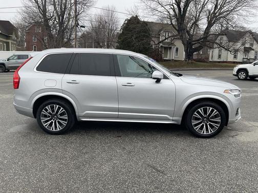 2022 Volvo XC90 T5 Momentum