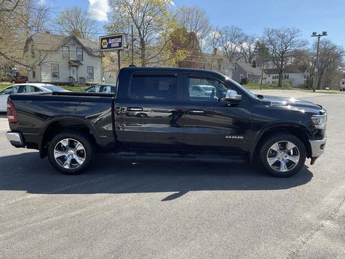 Diamond Black Crystal Pearlcoat 2022 RAM 1500 Laramie