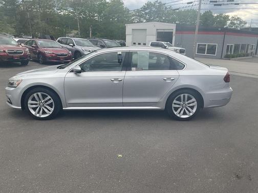 Reflex Silver Metallic 2017 Volkswagen Passat 1.8T SE w/Technology