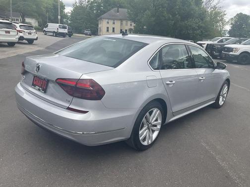 Reflex Silver Metallic 2017 Volkswagen Passat 1.8T SE w/Technology