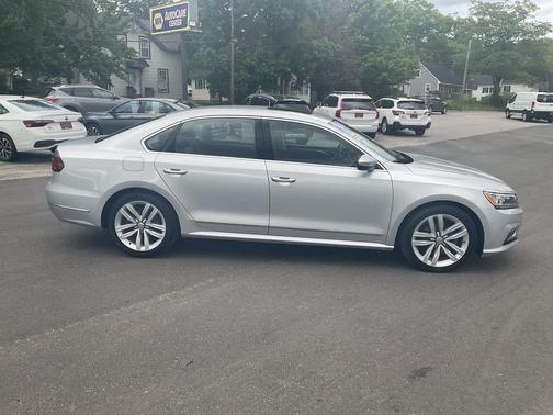 Reflex Silver Metallic 2017 Volkswagen Passat 1.8T SE w/Technology
