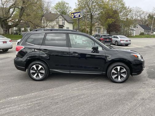 Crystal Black Silica 2017 Subaru Forester 2.5i Limited