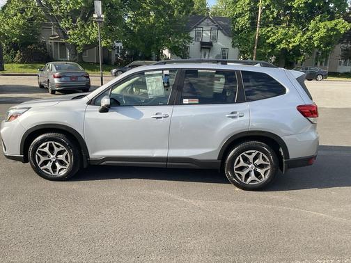 Ice Silver Metallic 2019 Subaru Forester Premium