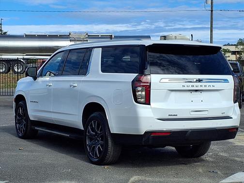 2023 Chevrolet Suburban LT