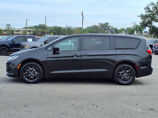Brilliant Black Crystal Pearlcoat 2019 Chrysler Pacifica Touring Plus
