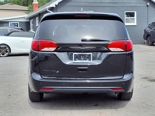 Brilliant Black Crystal Pearlcoat 2019 Chrysler Pacifica Touring Plus