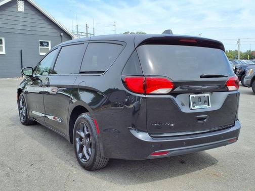 Brilliant Black Crystal Pearlcoat 2019 Chrysler Pacifica Touring Plus