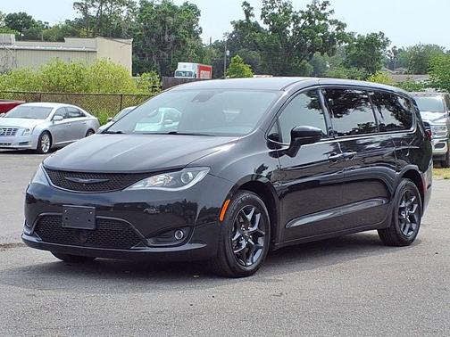 Brilliant Black Crystal Pearlcoat 2019 Chrysler Pacifica Touring Plus