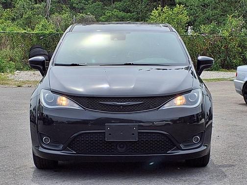 Brilliant Black Crystal Pearlcoat 2019 Chrysler Pacifica Touring Plus