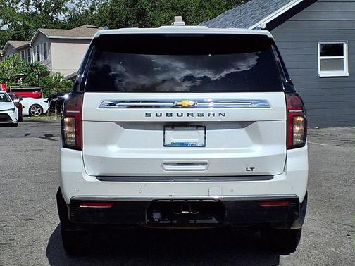 Iridescent Pearl Tricoat 2022 Chevrolet Suburban LT