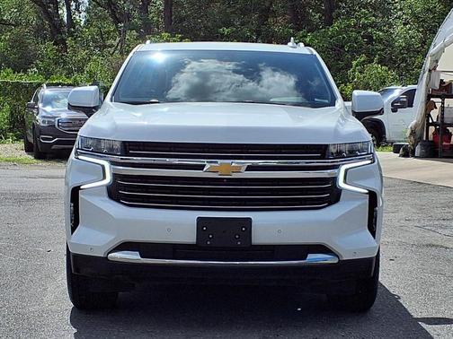 Iridescent Pearl Tricoat 2022 Chevrolet Suburban LT