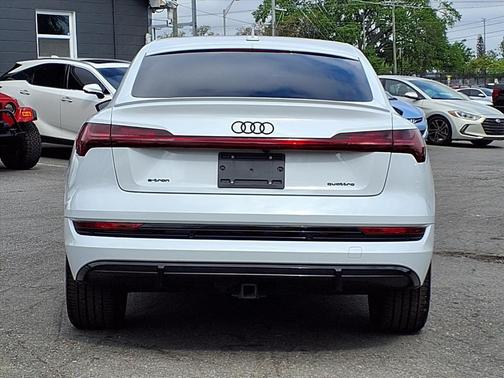 Glacier White Metallic 2022 Audi e-tron Sportback S line Premium Plus