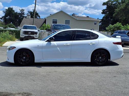 Alfa White 2022 Alfa Romeo Giulia Ti