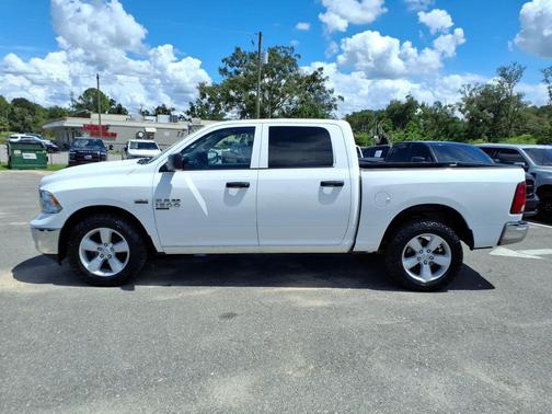 Bright White Clearcoat 2022 RAM 1500 Classic SLT