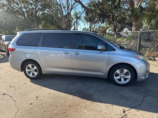 2017 Toyota Sienna LE